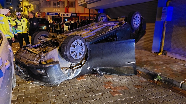 Aydın'da park halindeki otomobile çarpan otomobil ters döndü, sürücüsü yara almadan kurtuldu