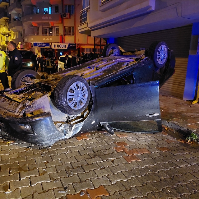 Aydın'da park halindeki otomobile çarpan otomobil ters döndü, sürücüsü yara...