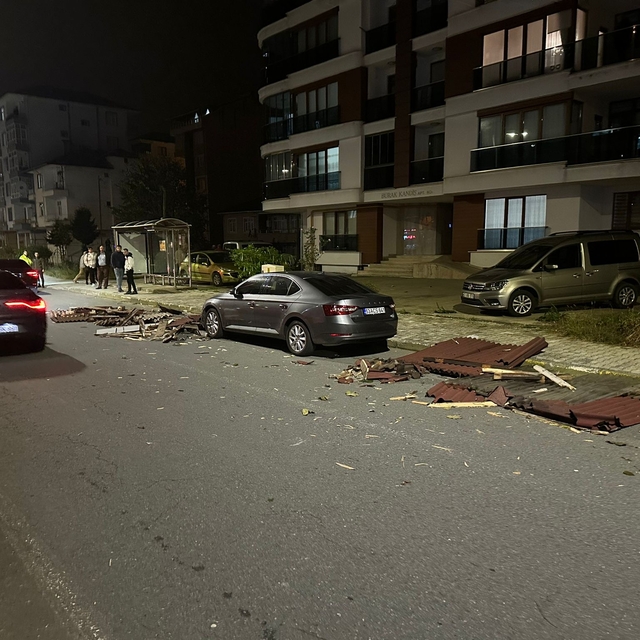 Rize'de etkili olan şiddetli rüzgarda 8 evin çatısı uçtu