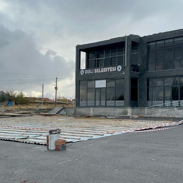 Afyonkarahisar'da şiddetli rüzgardan Dişli Belediyesinin çatısı uçtu