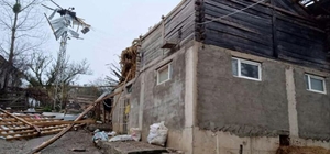 Samsun'da şiddetli rüzgar çatıları uçurdu