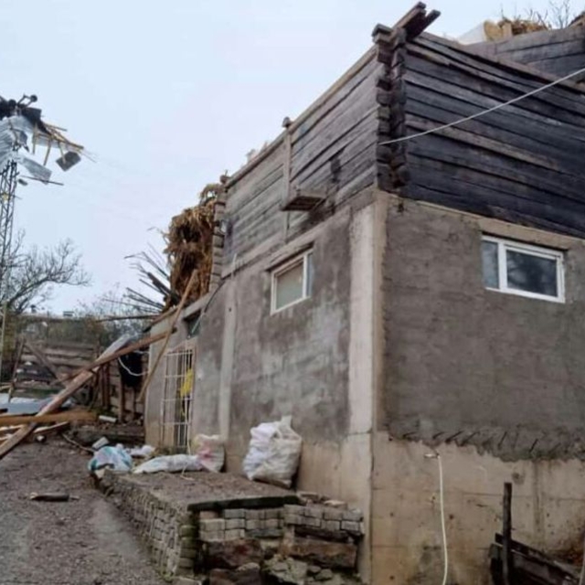 Samsun'da şiddetli rüzgar çatıları uçurdu