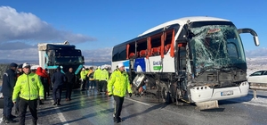 Sivas'ta yolcu otobüsü ile tırın çarpıştığı kazada 1 kişi öldü, 2 kişi yara...