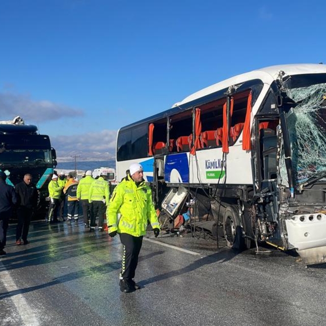 Sivas'ta yolcu otobüsü ile tırın çarpıştığı kazada 1 kişi öldü, 2 kişi yara...