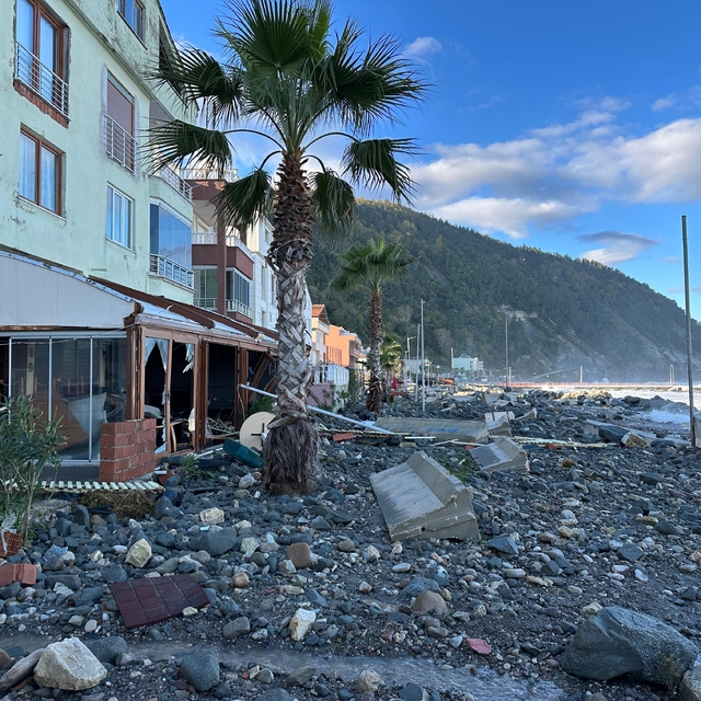 Sinop'ta denizin taşması sonucu sokaklar su altında kaldı