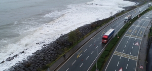 Trabzon'da dev dalgalar Karadeniz Sahil Yolu'nda ulaşımı olumsuz etkiliyor