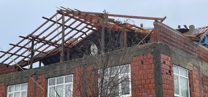 Rize'de fırtına nedeniyle oluşan dev dalgalar Karadeniz Sahil Yolu'na ulaşt...