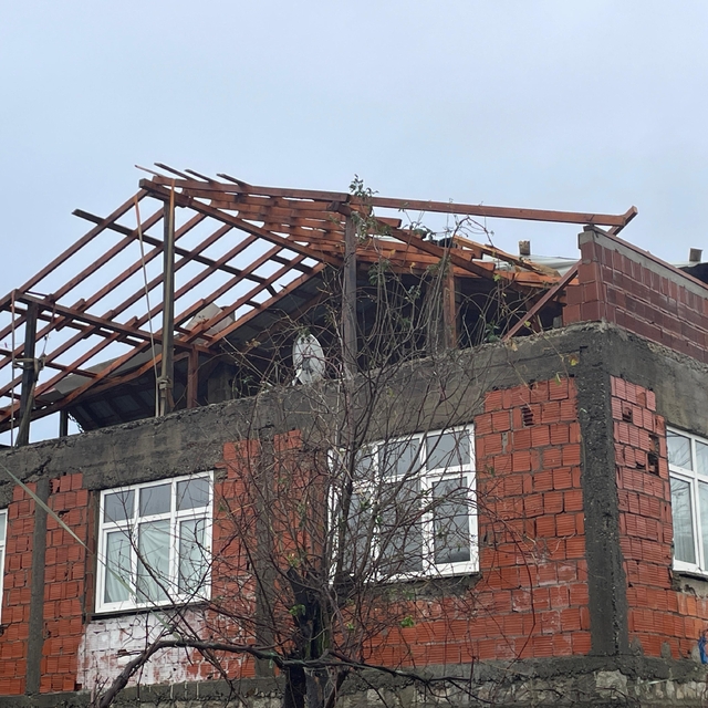 Rize'de fırtına nedeniyle oluşan dev dalgalar Karadeniz Sahil Yolu'na ulaşt...