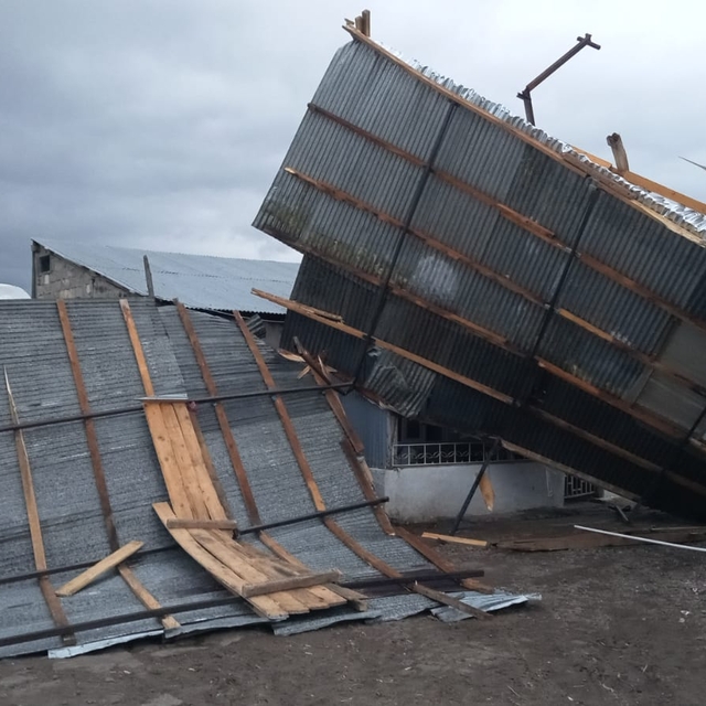 Kars'ta şiddetli rüzgar, 3 köyde evlerin çatılarını uçurdu