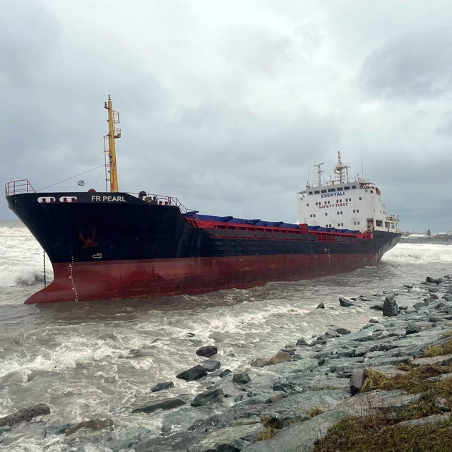 Artvin'de yük gemisi karaya oturdu