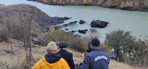 Diyarbakır'da kayalıklarda mahsur kalan çoban kurtarıldı