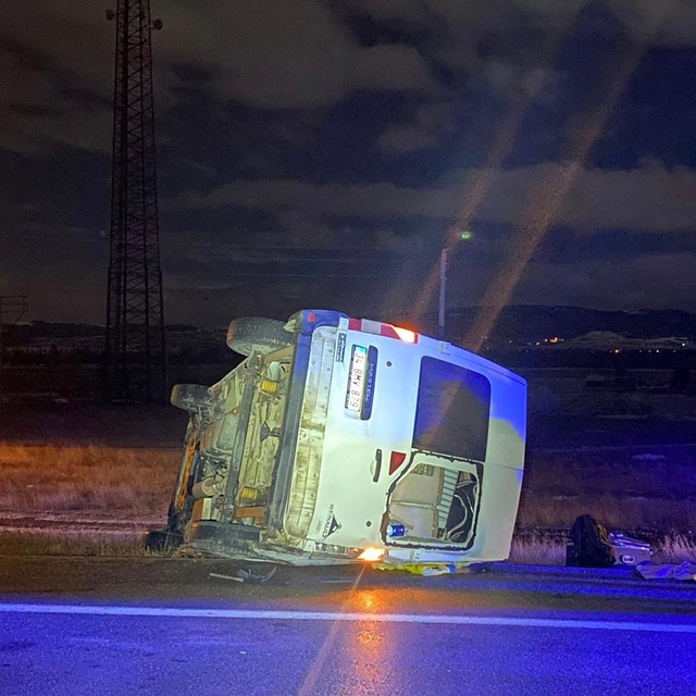 Afyonkarahisar'da minibüsün devrildiği kazada 7 kişi yaralandı