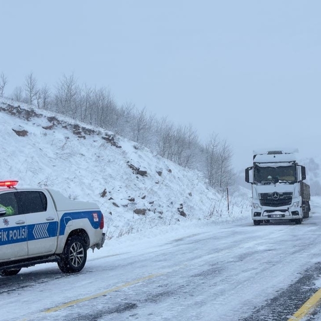 Ardahan-Artvin kara yolu ağır tonajlı araç geçişine kapatıldı