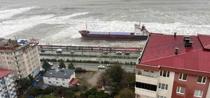 Artvin´de fırtına; kuru yük gemisi karaya oturdu