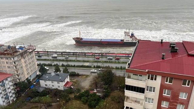 Artvin´de fırtına; kuru yük gemisi karaya oturdu