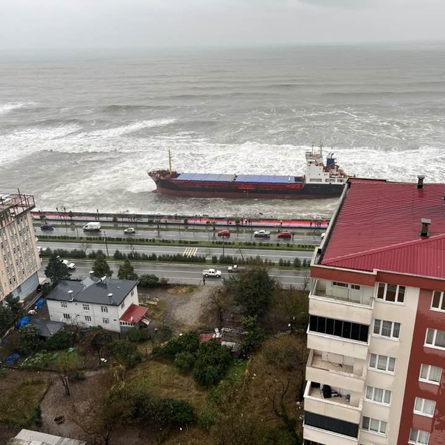 Artvin´de fırtına; kuru yük gemisi karaya oturdu