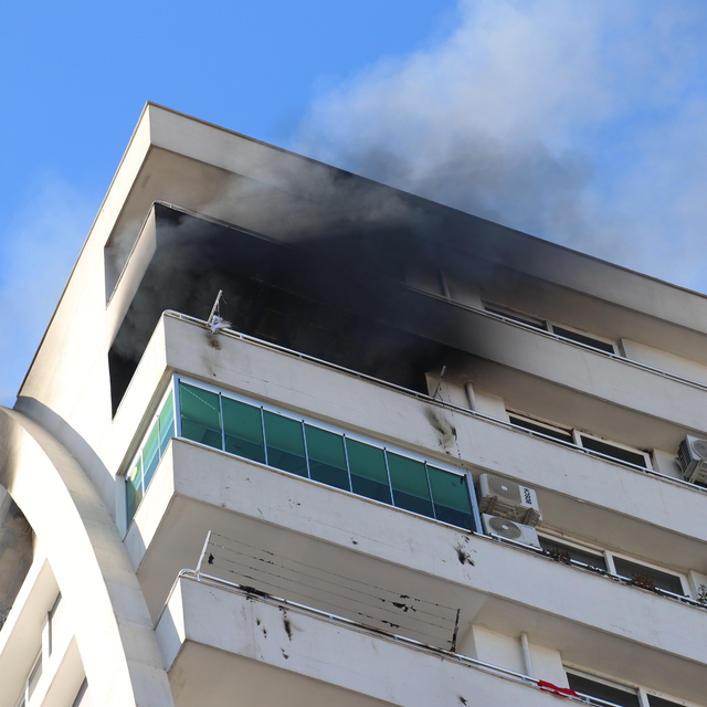 Adana'da apartman dairesinde çıkan yangın söndürüldü