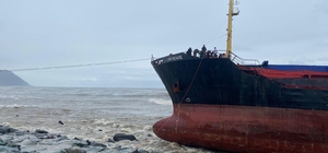 Artvin'de fırtına; kuru yük gemisi karaya oturdu, 13 kişi kurtarıldı (2)