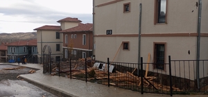 Sivrice'de şiddetli rüzgar hasara neden oldu