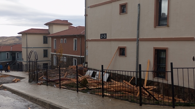 Sivrice'de şiddetli rüzgar hasara neden oldu