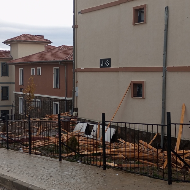 Sivrice'de şiddetli rüzgar hasara neden oldu