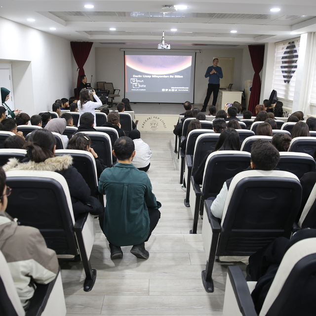 NASA'da görevli Türk astrofizikçi, Hakkarili öğrencilere uzayı anlattı