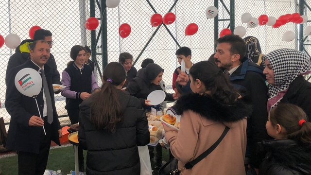 Ardahan'da öğrenci ve veliler Filistin'e destek amacıyla kermes düzenledi