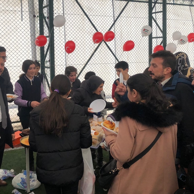 Ardahan'da öğrenci ve veliler Filistin'e destek amacıyla kermes düzenledi