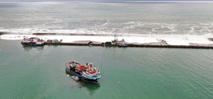 Trabzon'da dalgaların fırtınayla yükselmesi sonucu 5 askeri personel yarala...