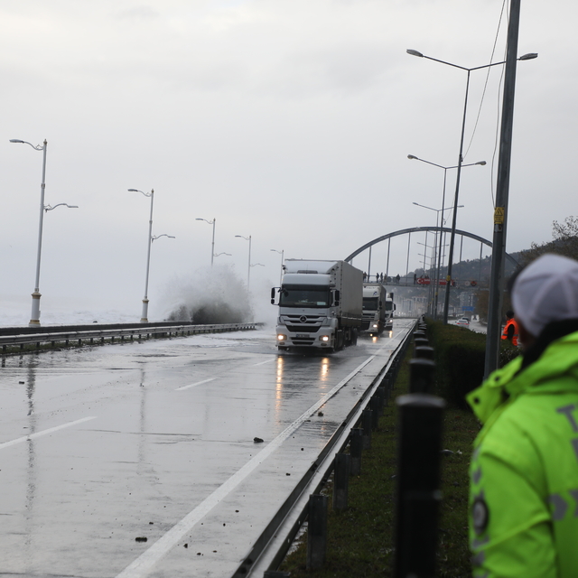 Karadeniz Sahil Yolu Çayeli-Trabzon istikameti ulaşıma kapatıldı