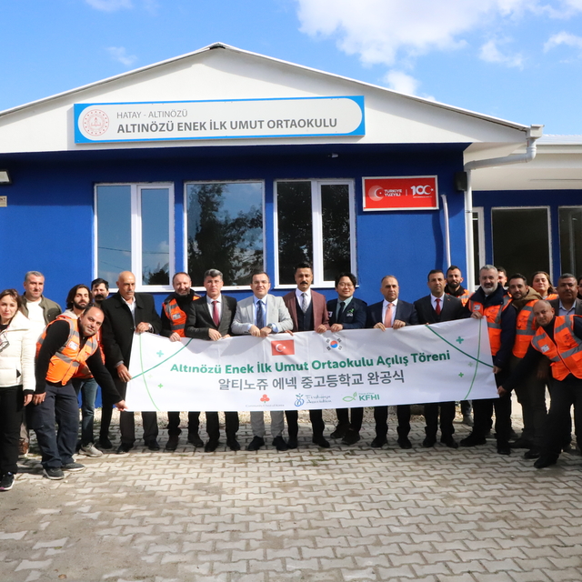 Hatay'da bağışçıların desteğiyle yaptırılan prefabrik okul hizmete girdi