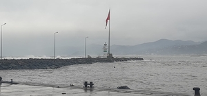 Trabzon´da dalgalarla fotoğraf çekilen 2 genç, denizde kayboldu