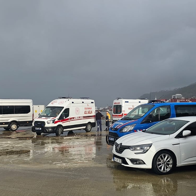 Trabzon'da fırtına, askeri üsse ait konteyneri denize sürükledi; 6 asker ku...
