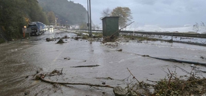 Artvin'de fırtına nedeniyle yükselen dalgalar ulaşımı aksattı