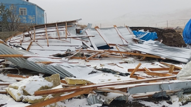 Ardahan'da fırtına evlerin çatılarını uçurdu