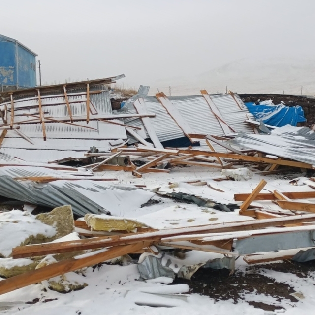Ardahan'da fırtına evlerin çatılarını uçurdu