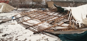 Kars'ta şiddetli fırtına nedeniyle çok sayıda evin çatısı uçtu