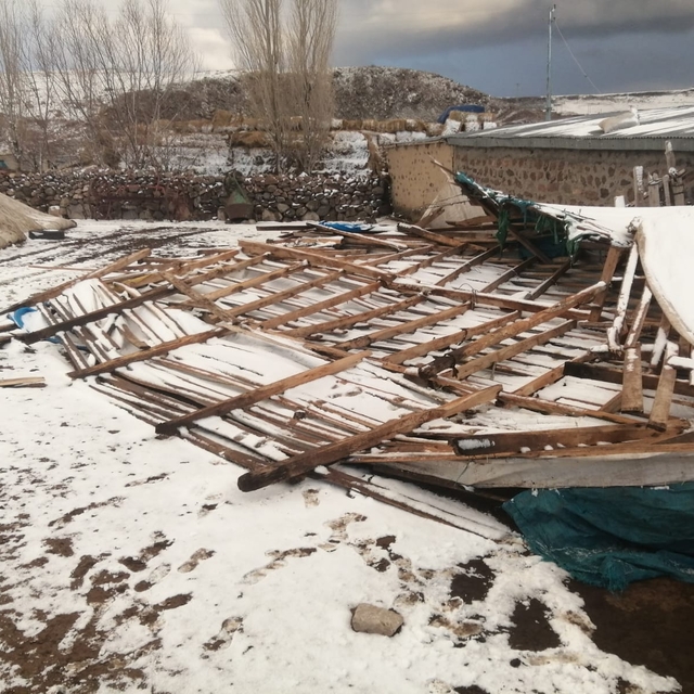 Kars'ta şiddetli fırtına nedeniyle çok sayıda evin çatısı uçtu