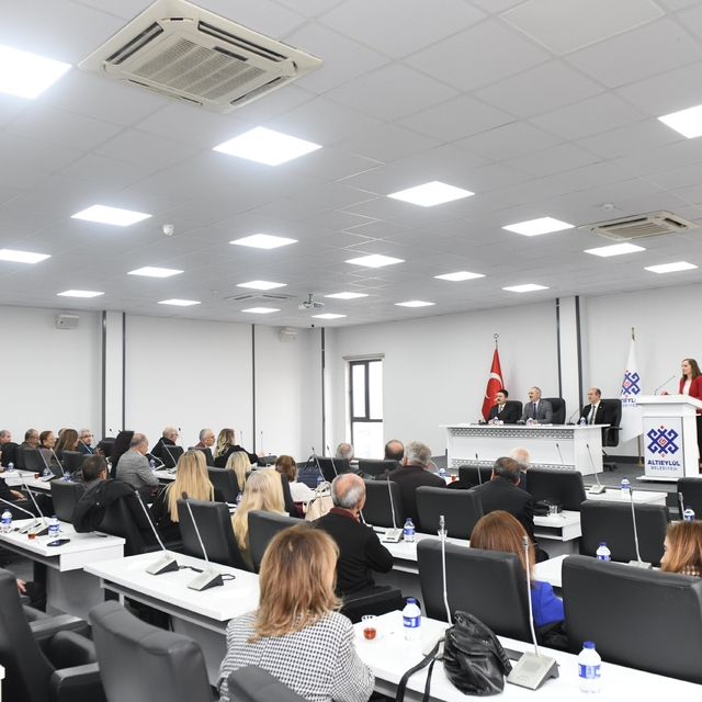 Altıeylül'de emekli öğretmenlere "hizmet şeref belgesi" verildi