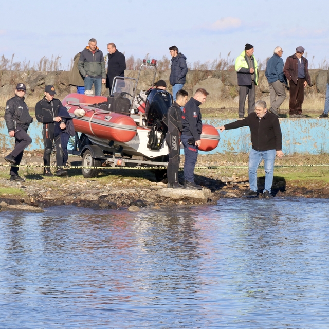 Trabzon'da fırtına sonucu yükselen dalgalara kapılan 2 kişiyi arama çalışma...