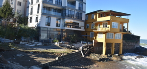 Giresun'un Tirebolu ilçesinde dalgalar nedeniyle oluşan hasar gideriliyor