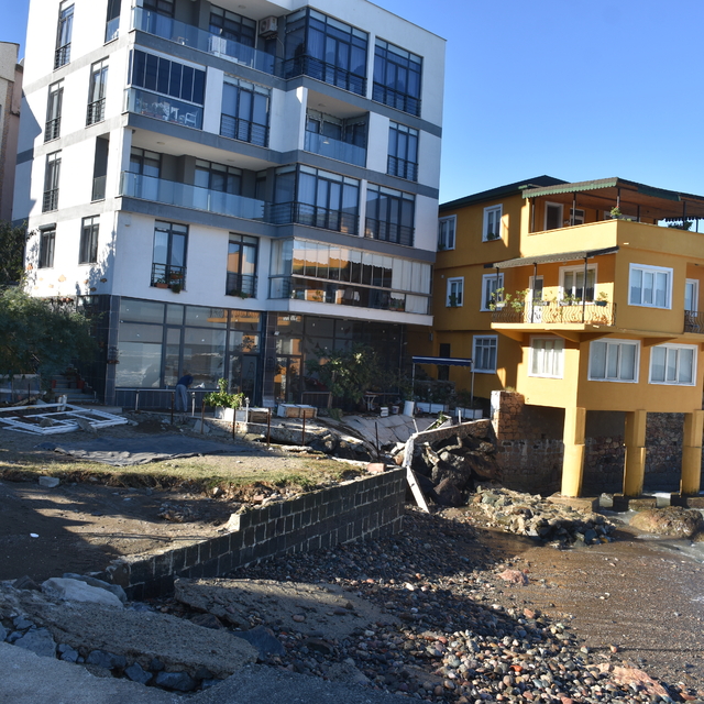 Giresun'un Tirebolu ilçesinde dalgalar nedeniyle oluşan hasar gideriliyor