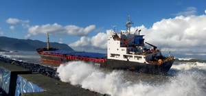 Artvin'de karaya oturan yük gemisi sahilde bekletiliyor