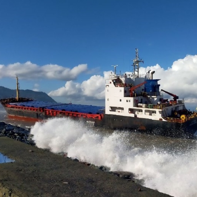 Artvin'de karaya oturan yük gemisi sahilde bekletiliyor