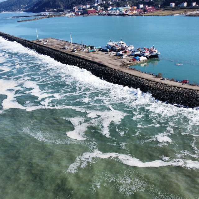 Trabzon'da 6 askerin denizden kurtarıldığı bölgede dalgalar dindi, hasar or...