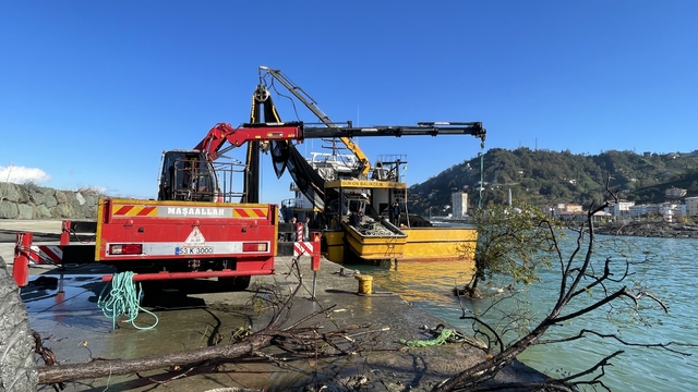 Rize'de fırtınada denize sürüklenen kamyonet vinç yardımıyla çıkartıldı