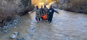 Odun toplarken dereye düşüp, öldü