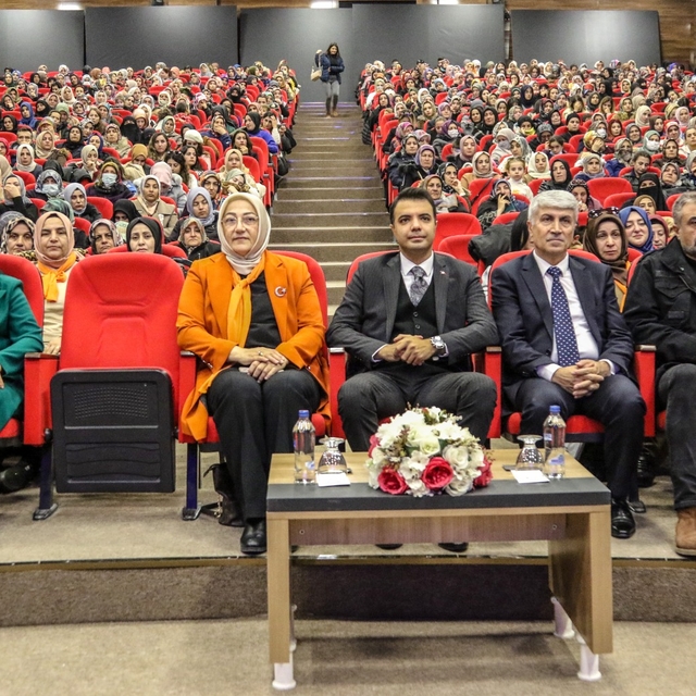 Van'da "Kadına Yönelik Şiddete Karşı Uluslararası Mücadele Günü" semineri d...