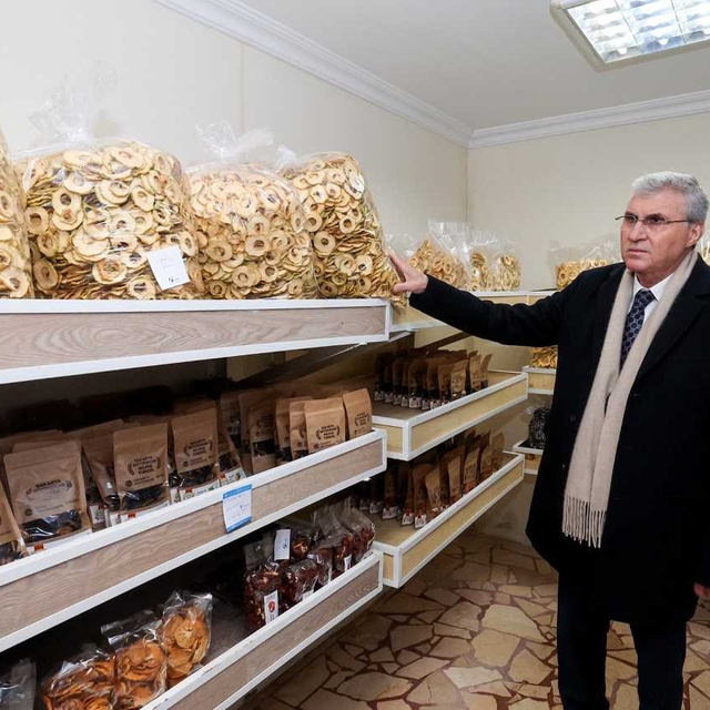 Sakarya'da belediyenin tesisinde 3 ayda 10 ton sebze ve meyve kurusu üretil...