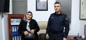 Sivas'ta jandarmanın bulduğu içinde para ve altın olan çanta sahibine ulaşt...